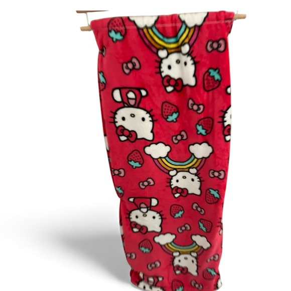 Hello Kitty Queen Size Throw - Picture 2 of 2